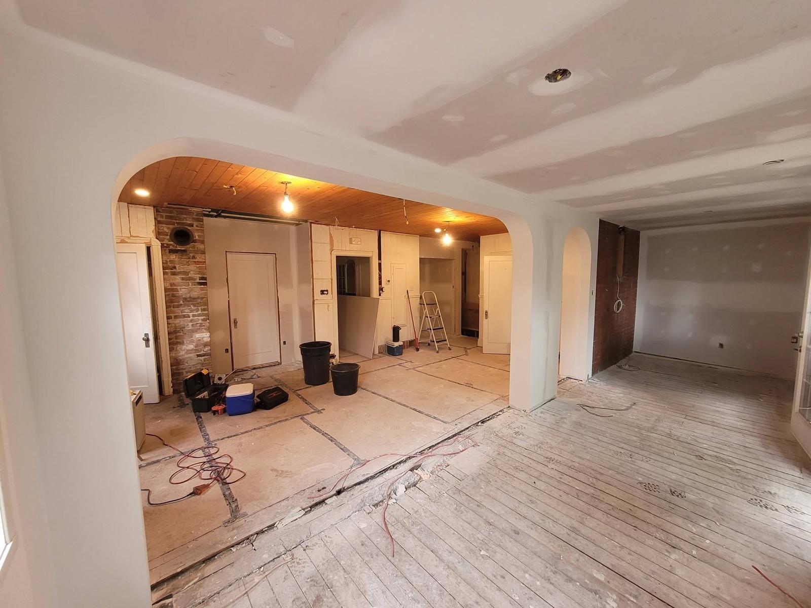 Rénovation résidentielle avec arches en gypse et plafond de bois, joints tirés