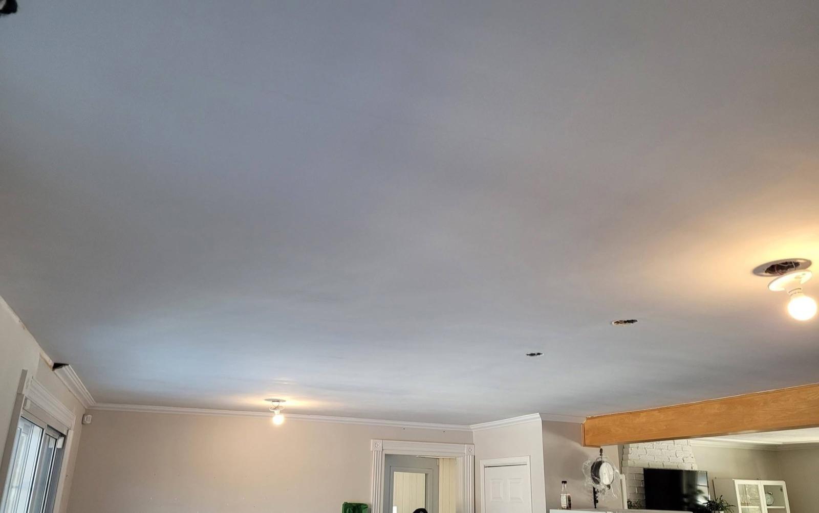 Même plafond de cuisine après la réparation et le tirage de joints, surface lisse et uniforme