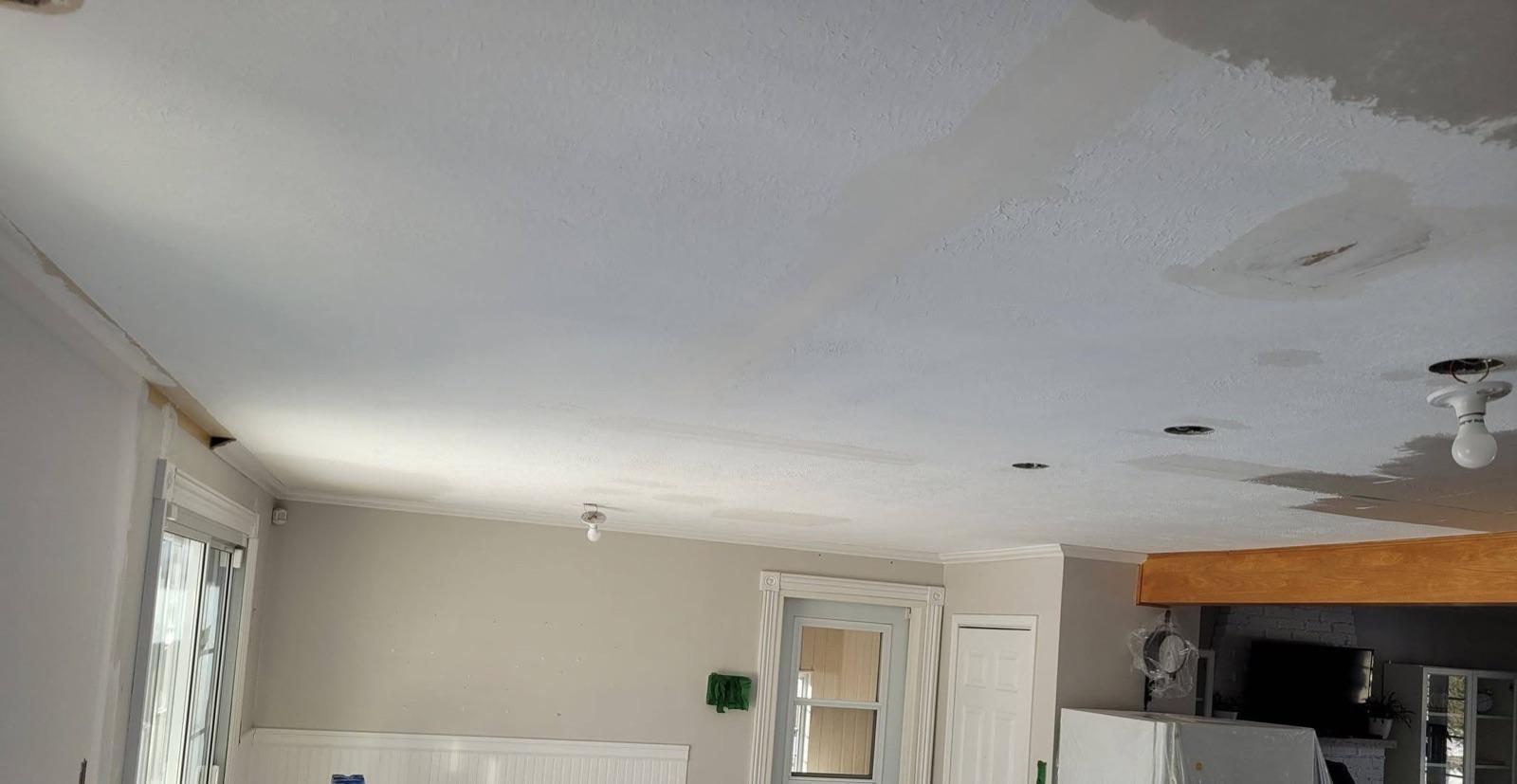 Plafond de cuisine avant la réparation de plâtre, avec retouches visibles