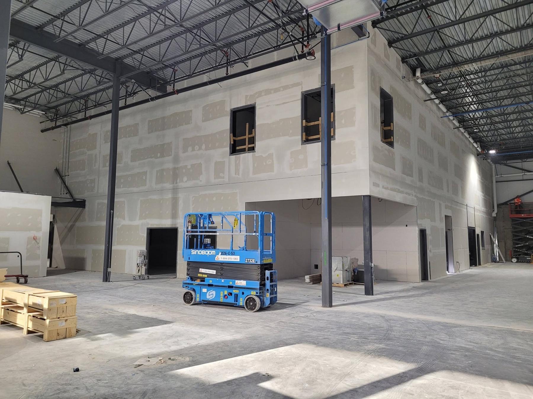 Tirage de joints commercial sur une mezzanine d'entrepôt avec plateforme élévatrice