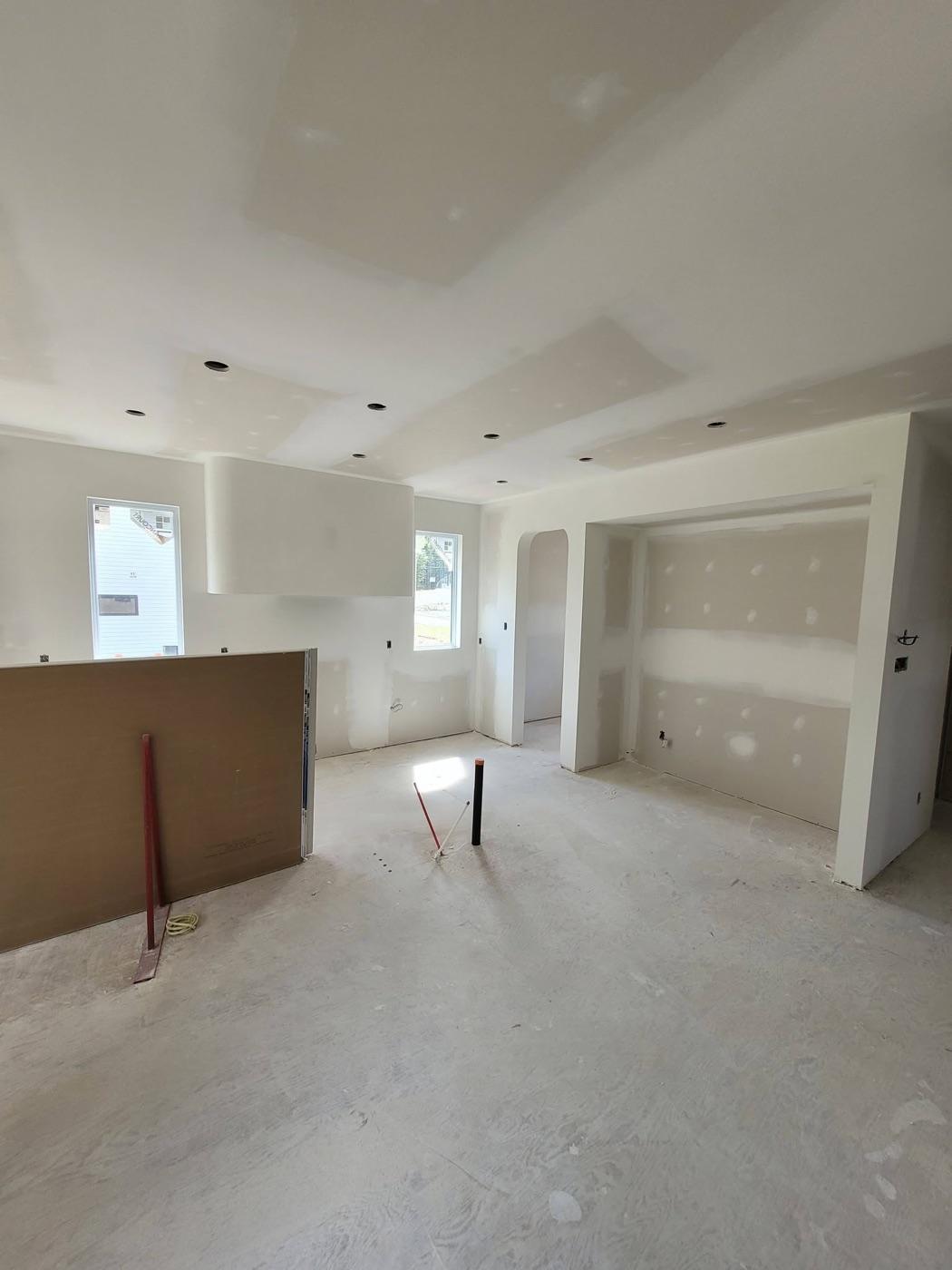 Tirage de joints dans la cuisine d'une maison neuve, plafond et murs finis