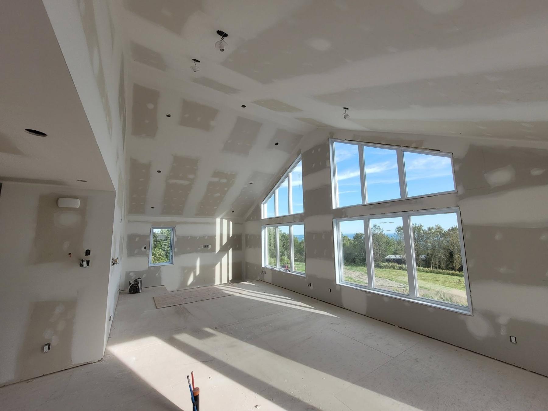 Tirage de joints terminé sur un plafond cathédrale d'une maison neuve en Chaudière-Appalaches